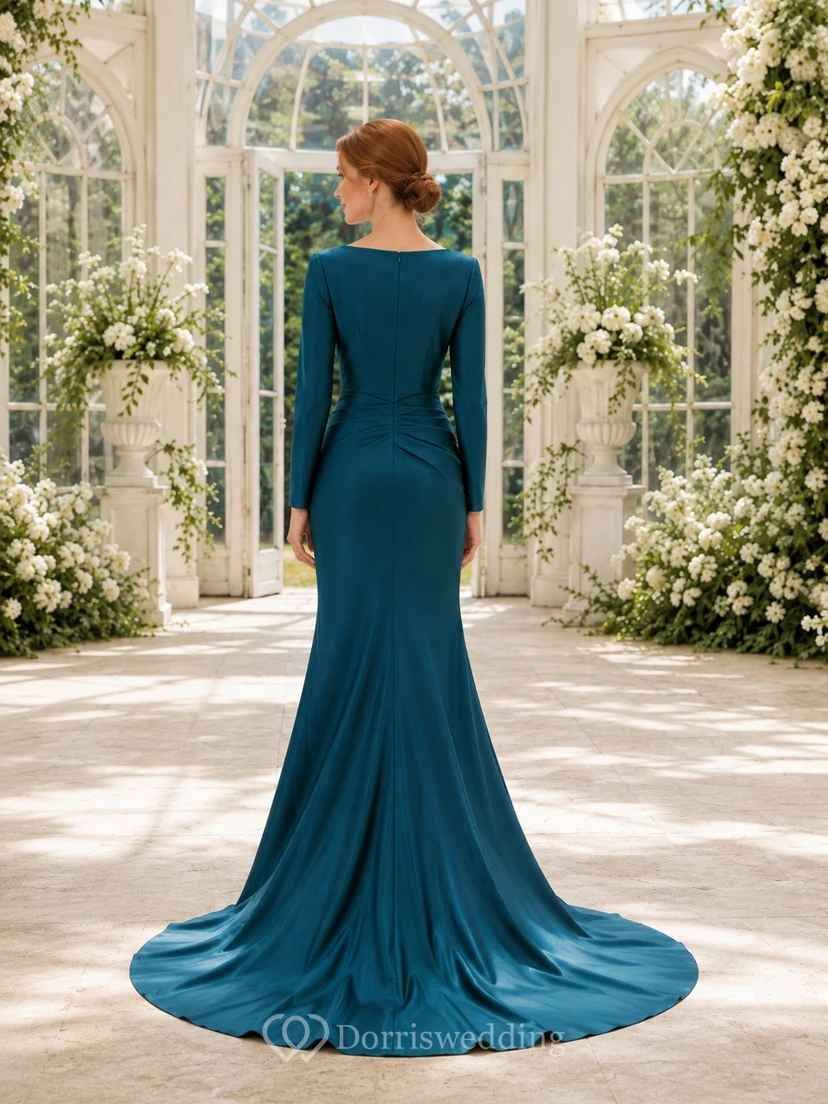 Dunkelpetrolfarbenes, langärmeliges Brautkleid im Meerjungfrauenstil mit V-Ausschnitt, Raffungen und Satinbesatz, bodenlang view 2