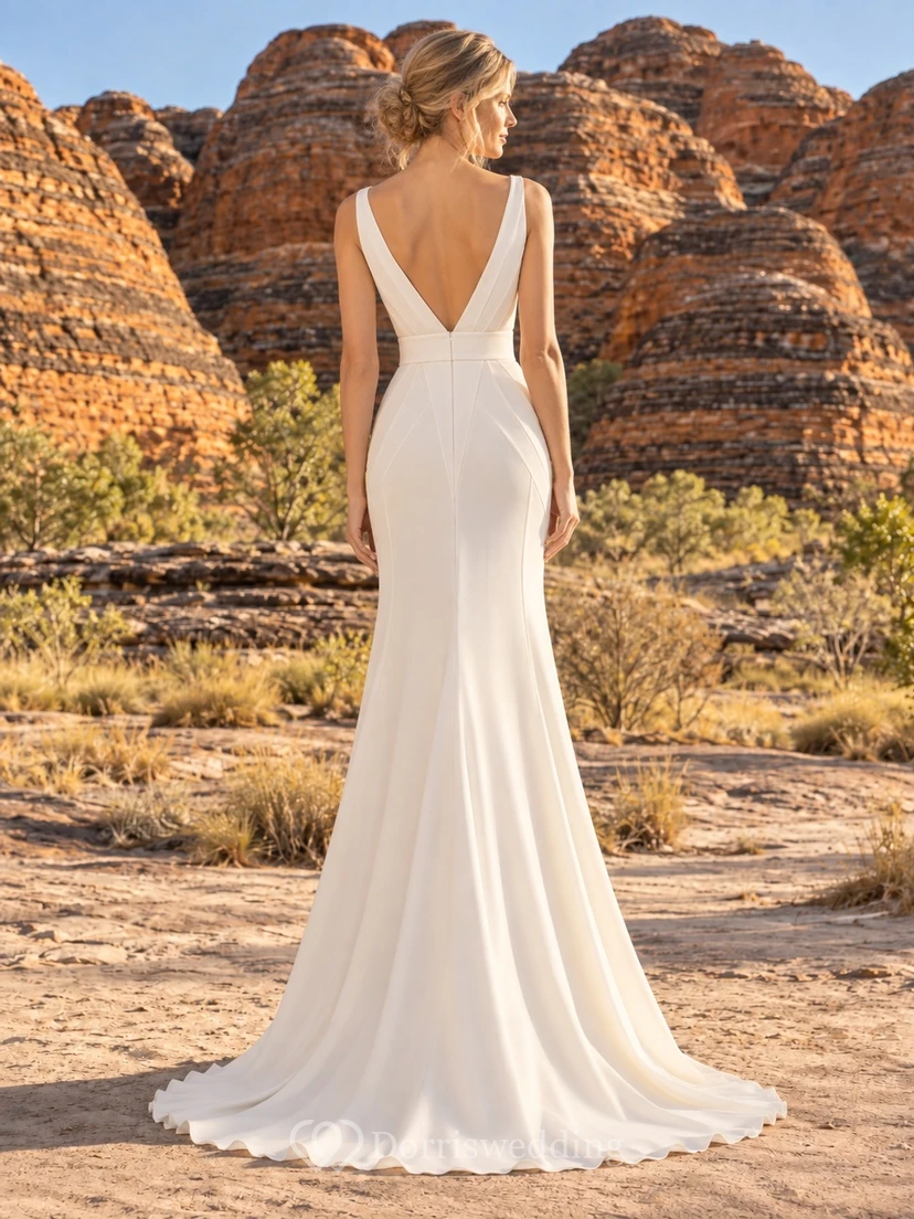 Robe de mariée fourreau sans manches à décolleté plongeant en V et traîne balayée view 2