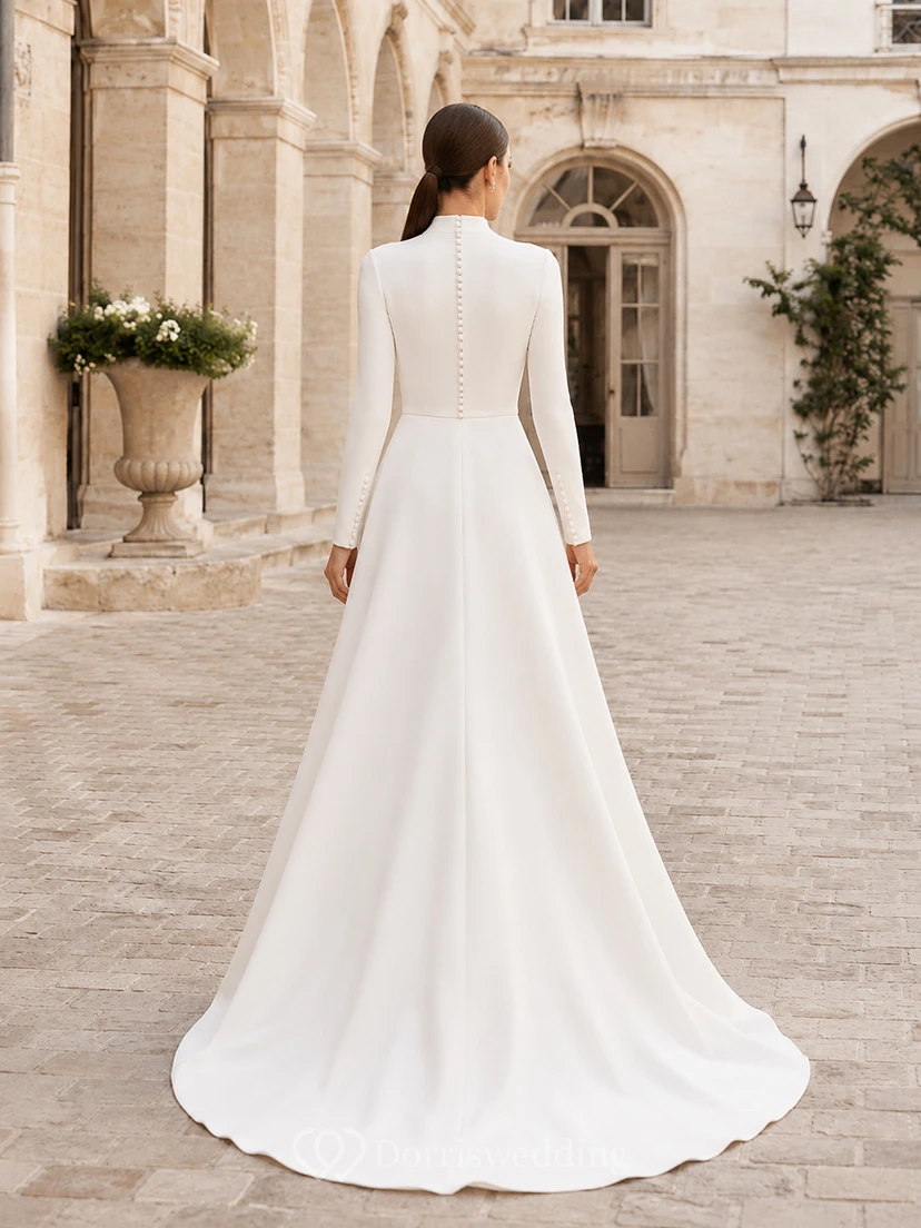 Minimalistisches, schlichtes Brautkleid aus Satin mit hohem Kragen, langen Ärmeln und A-Linien-Schleppe, ideal für standesamtliche Trauungen view 2