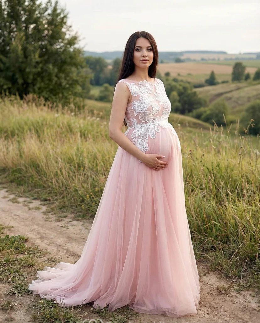 Robe de mariée de maternité en tulle rose avec corsage en dentelle illusion et traîne.