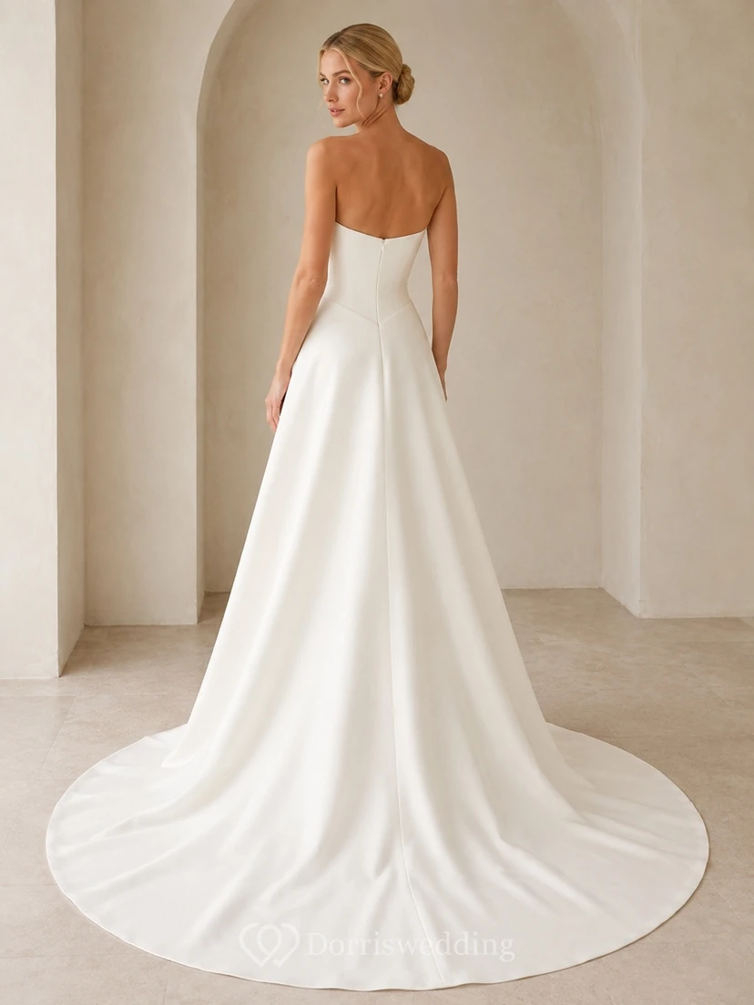 Vestido de novia sencillo, sin tirantes, minimalista, de corte A y cintura vasca view 2