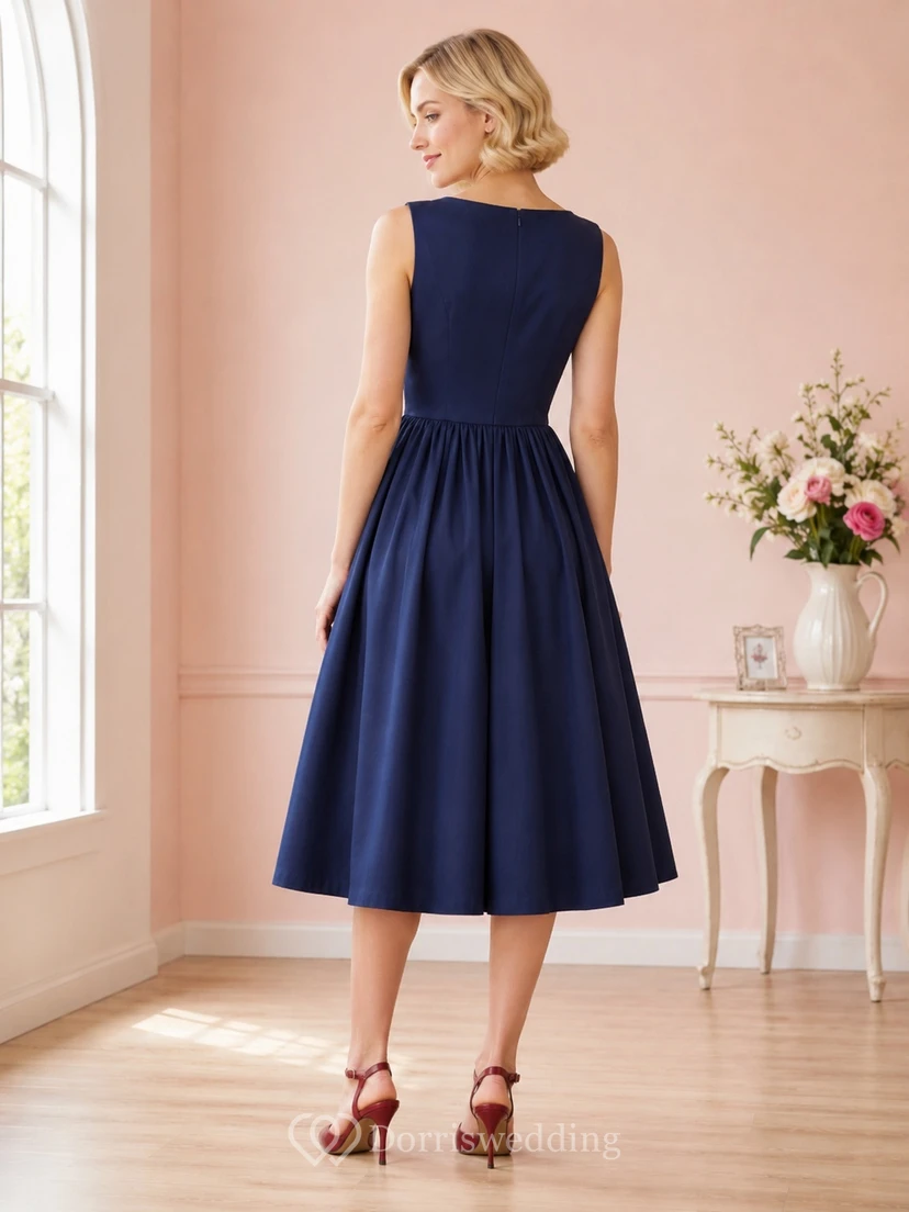 Robe vintage bleu marine à col rond et sans manches, brodée de fleurs et arrivant à mi-mollet, coupe trapèze, ornée de fleurs. view 2