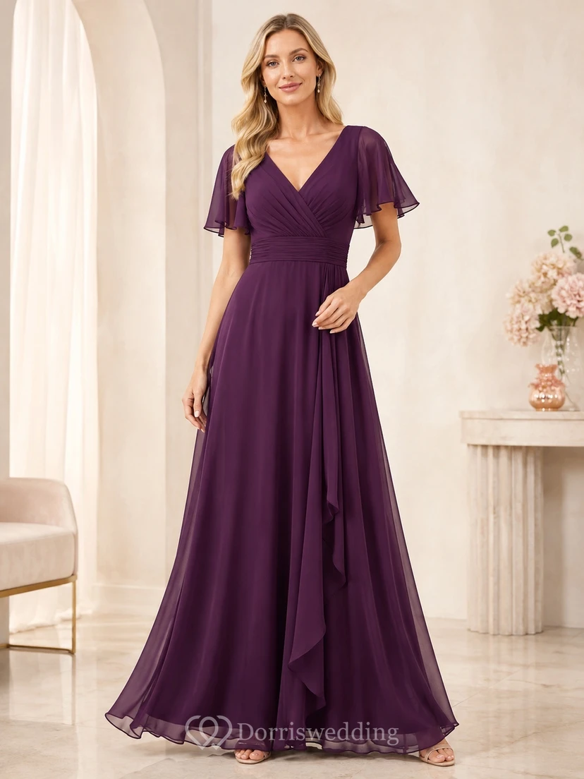 Pflaumenfarbenes, bodenlanges Chiffon-Abendkleid mit V-Ausschnitt, kurzen Ärmeln und A-Linien-Schnitt, flatterndem Saum