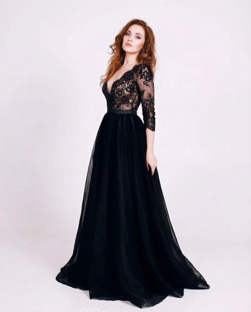 Robe noire à manches 3/4 et col en V ornée d'appliqués de dentelle view 3