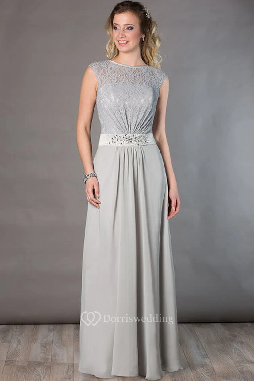 Langes Chiffonkleid für die Mutter der Braut mit Schmuckkragen, kurzen Ärmeln und Kristallverzierungen an der Taille