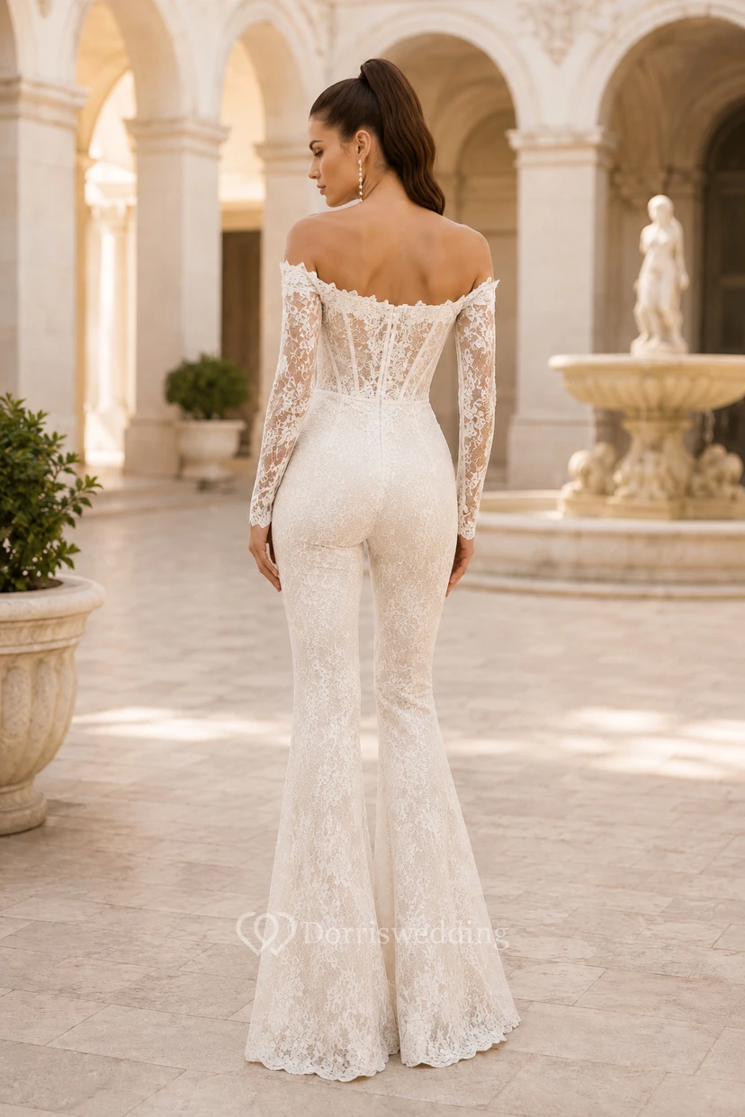 Elfenbeinfarbener schulterfreier Jumpsuit aus Spitze für die Hochzeit view 2