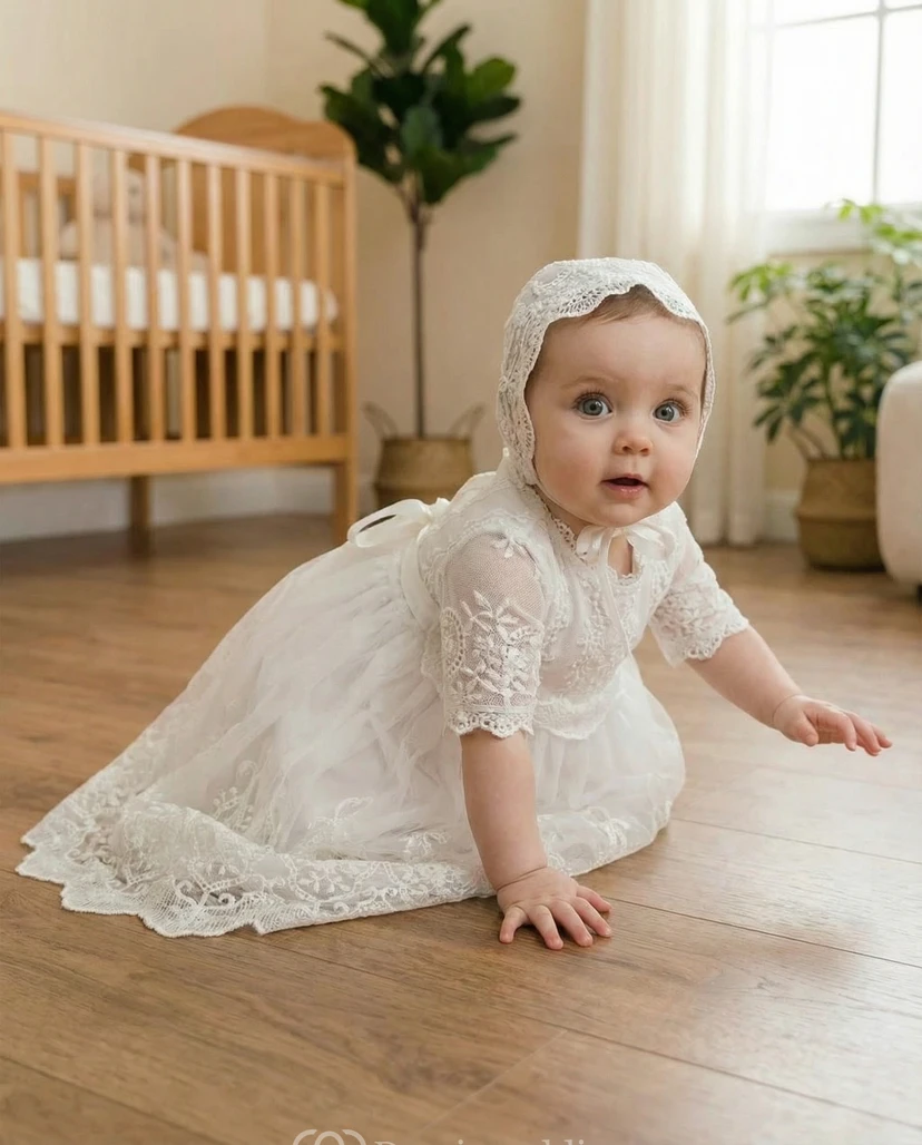 Vestido blanco de niña para bautizo con mangas de encaje y gorro.