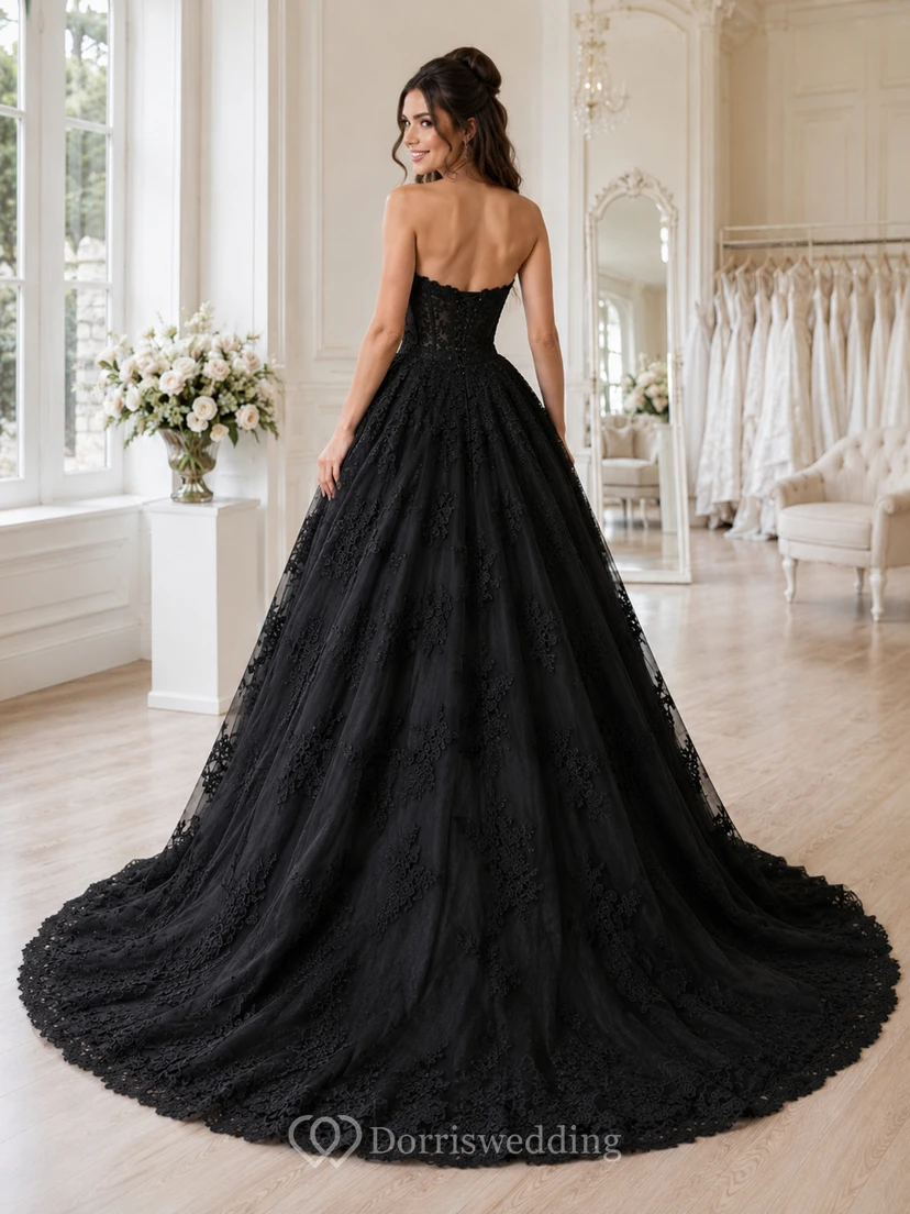 Robe de mariée gothique noire bustier en dentelle, décolleté cœur, traîne cathédrale view 2