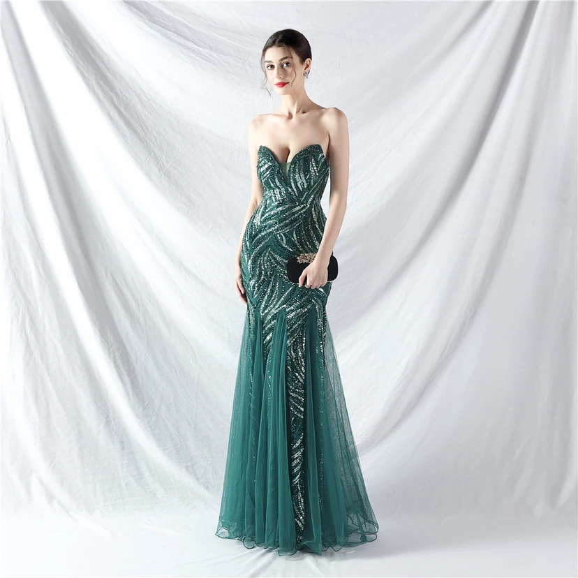 Schwer gearbeitetes, perlenbesetztes Abendkleid aus Netzgewebe mit superdichter Paillettenbesatz view 4