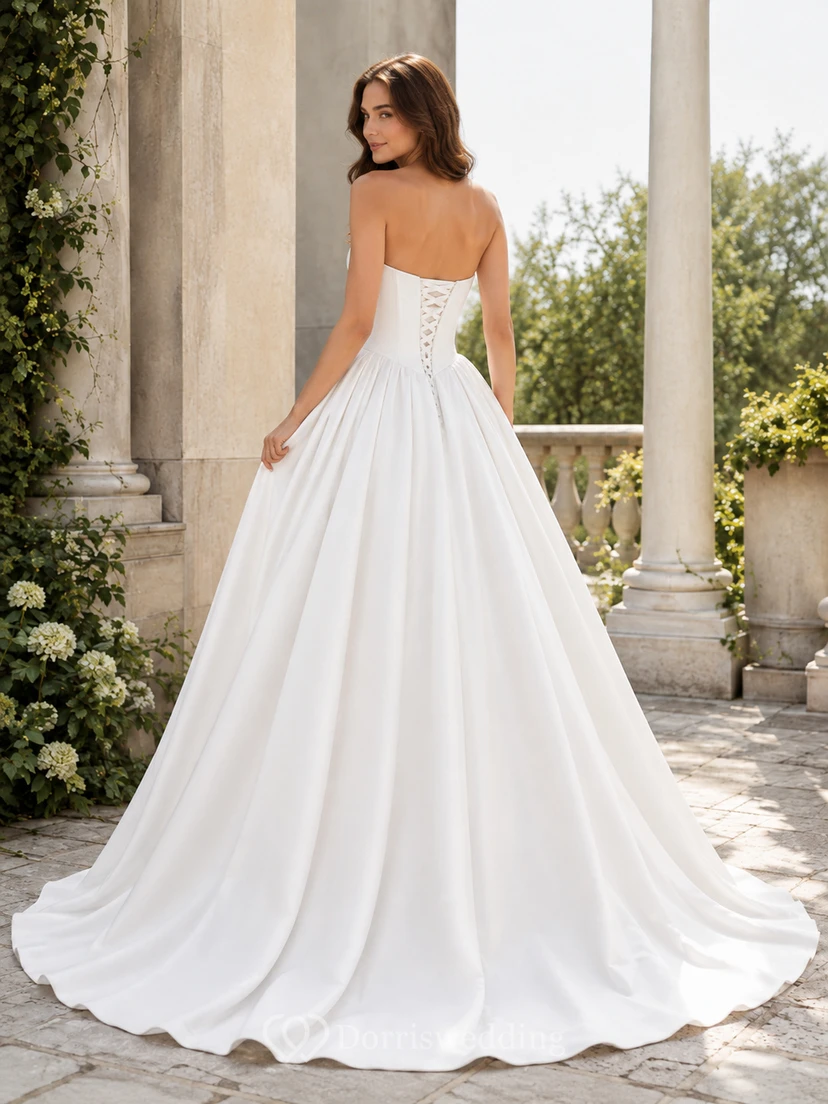 Robe de mariée bustier simple et luxueuse en satin avec corset et traîne chapelle view 2