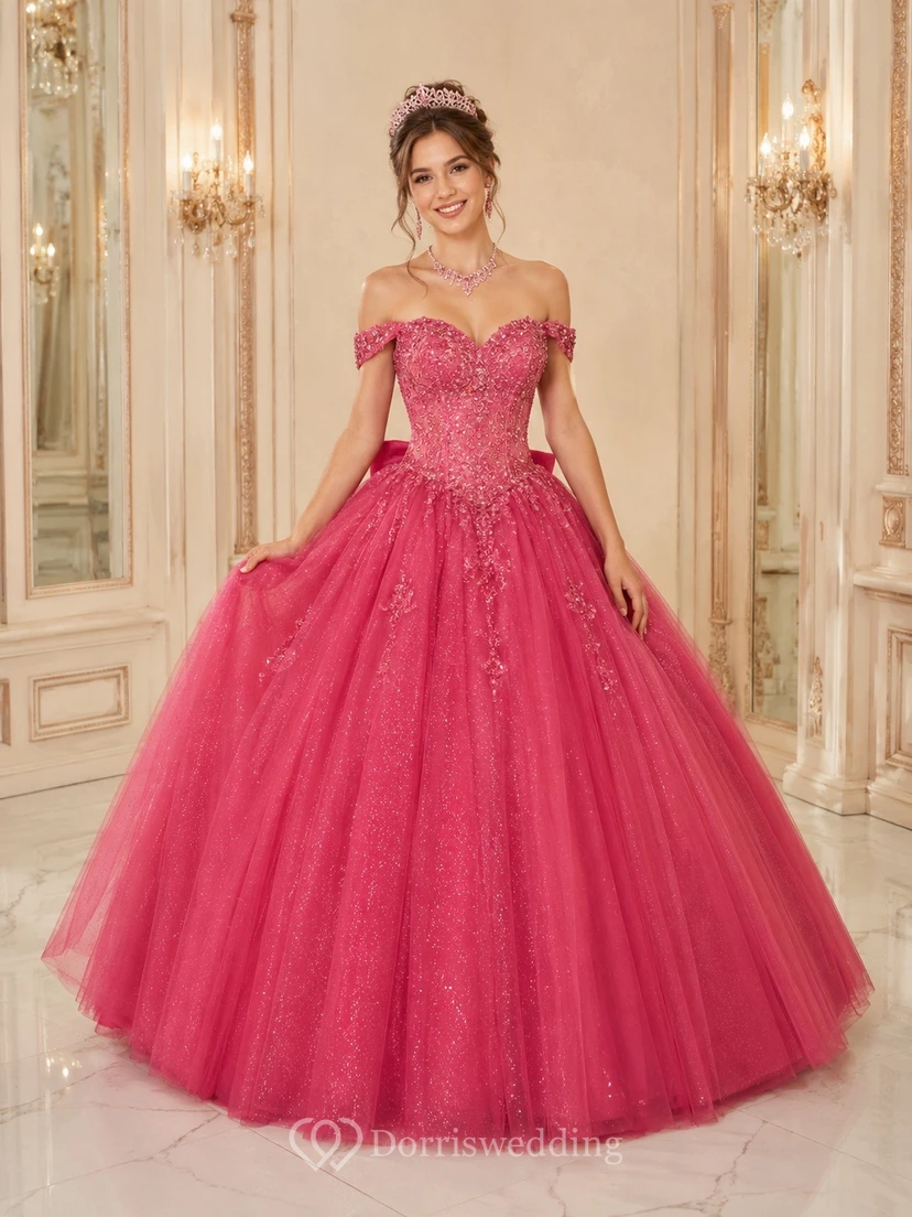 Vestido de quinceañera largo hasta el suelo, de tul fucsia intenso, con hombros descubiertos y mangas cortas.