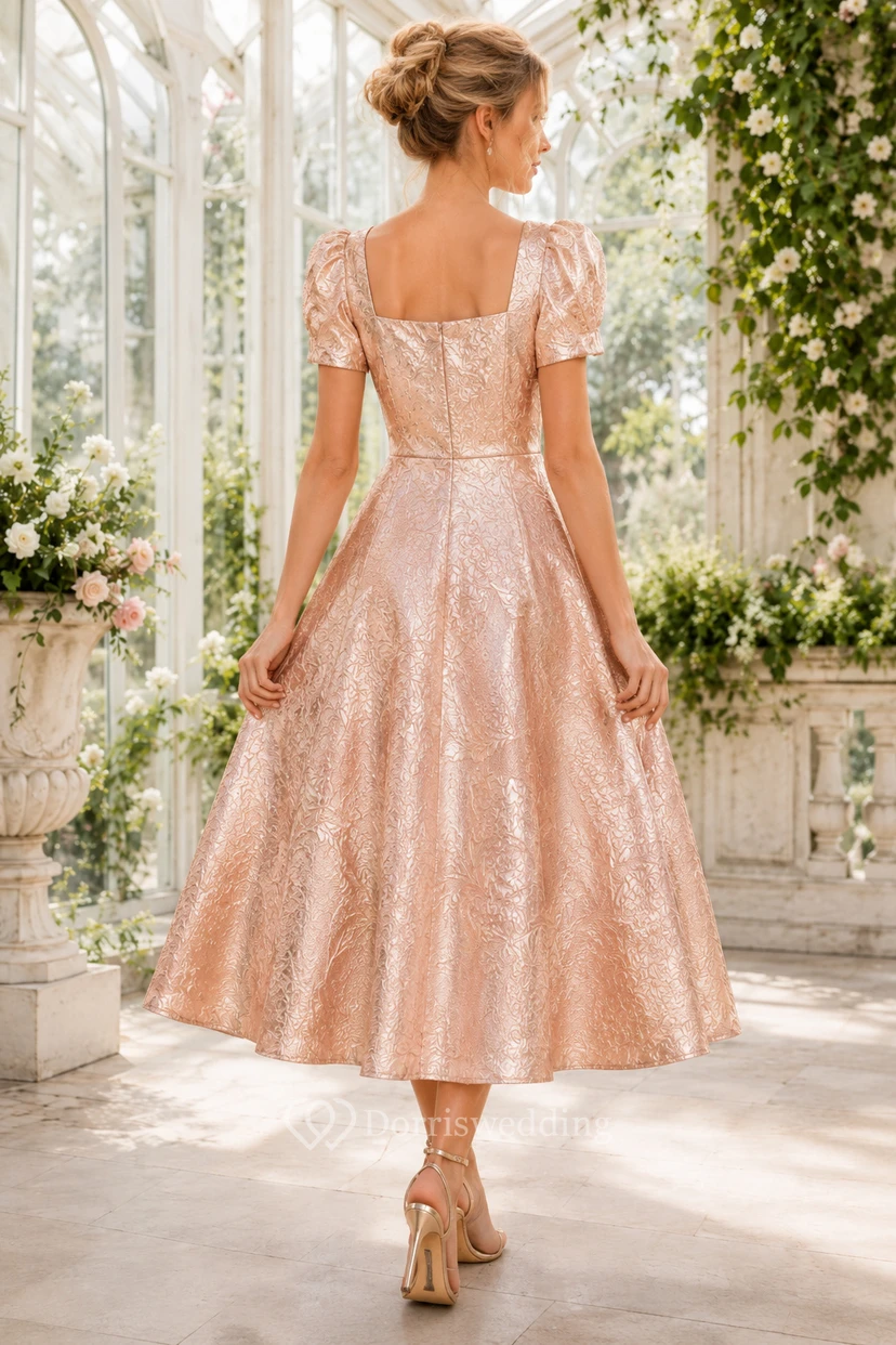 Robe cocktail rose poudré en taffetas, coupe trapèze, col carré, manches bouffantes, longueur midi view 2