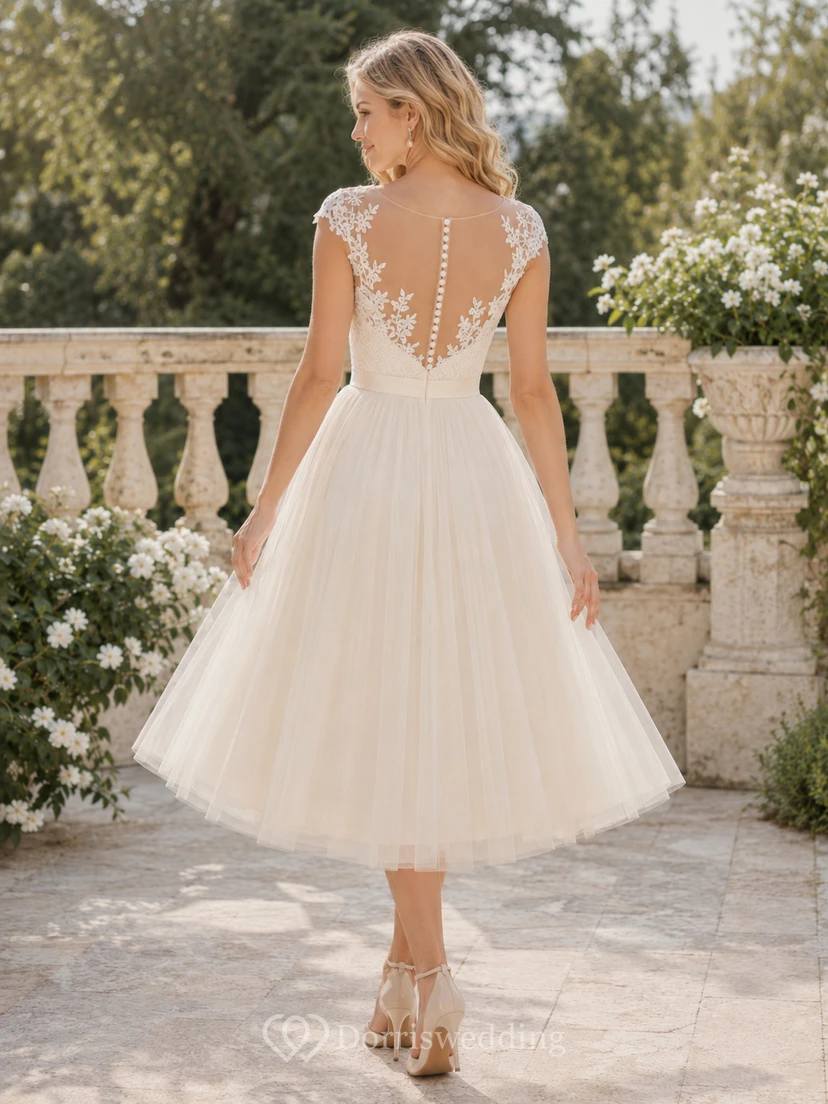 Vestido de novia romántico de tul con escote barco, manga corta y largo hasta la rodilla, estilo jardín. view 2
