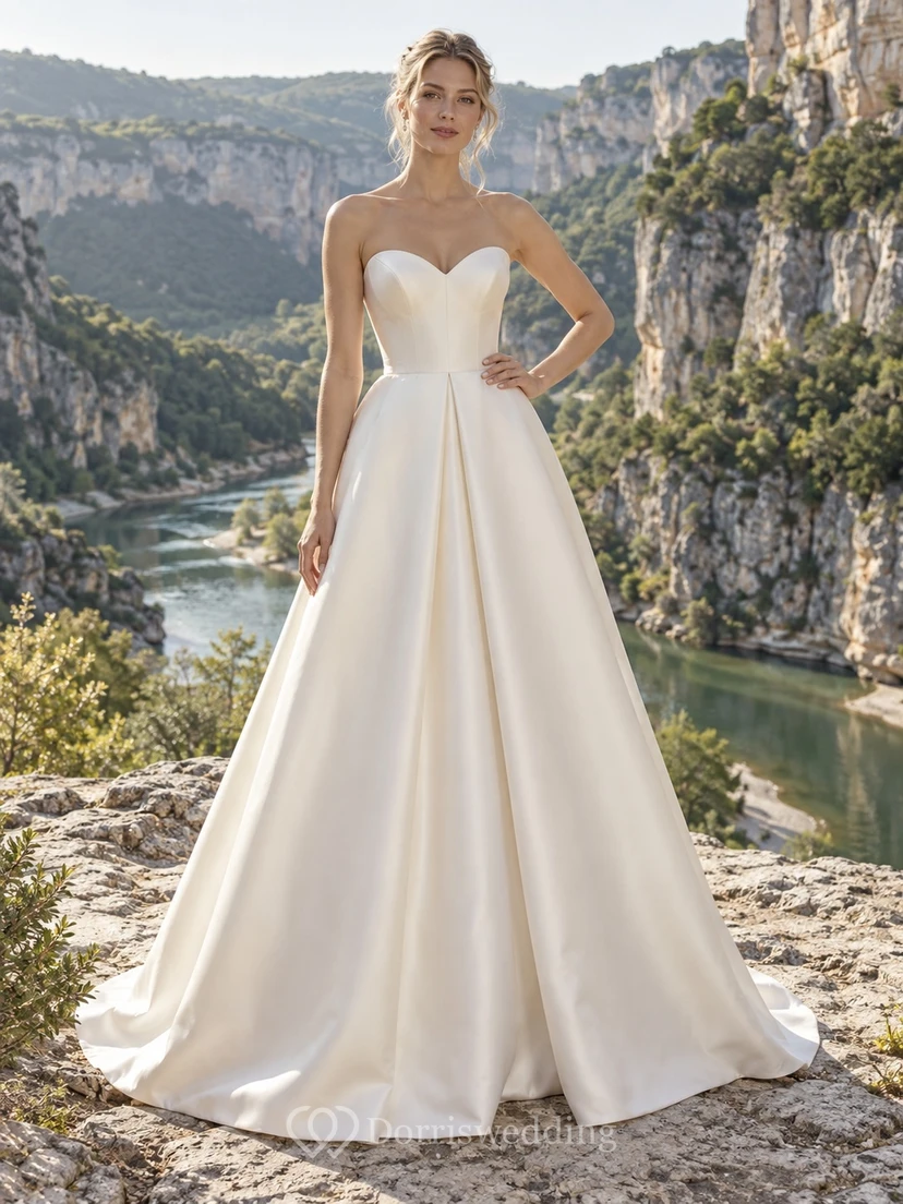Vestido de novia sencillo de satén duquesa, corte A, sin mangas y con cola.