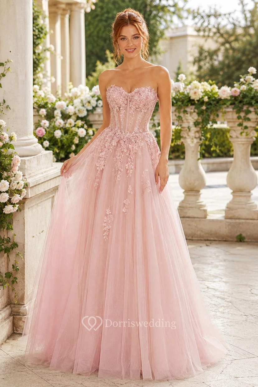 Zartrosa, trägerloses Tüllballkleid mit floralen Applikationen am Oberteil