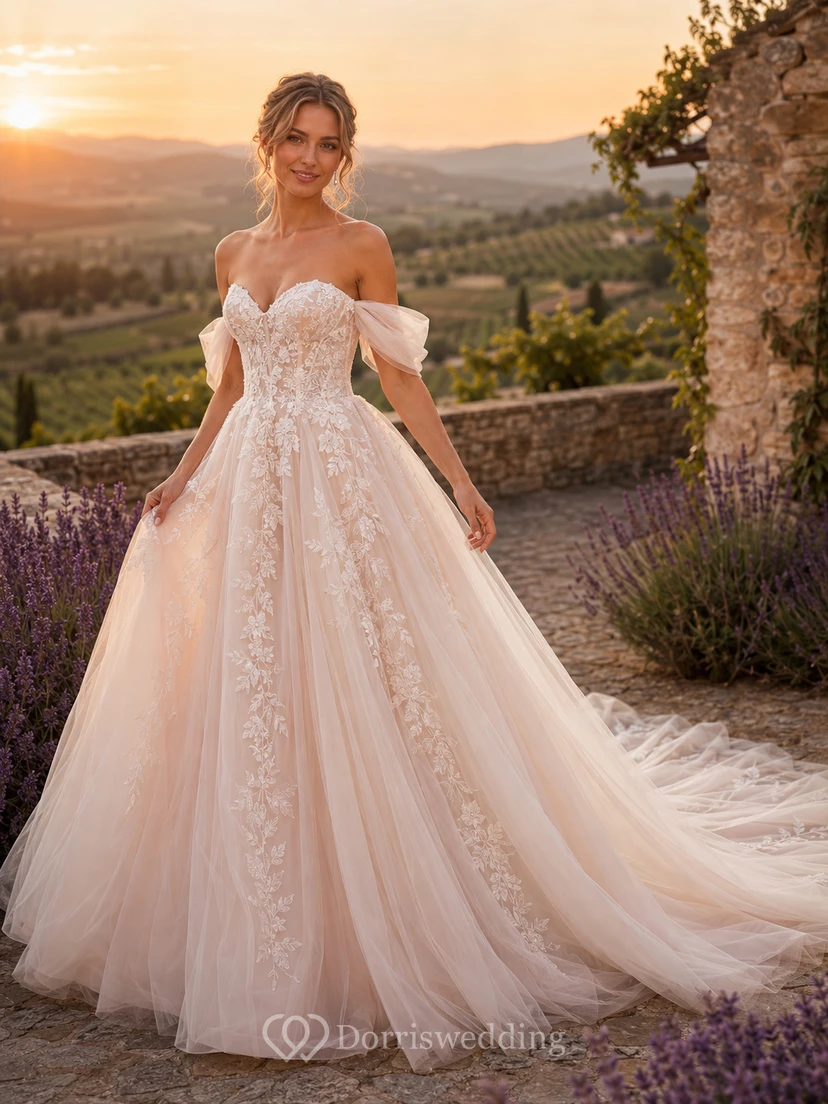 Robe de mariée romantique rose poudré en dentelle et tulle, épaules dénudées, coupe trapèze, traîne chapelle
