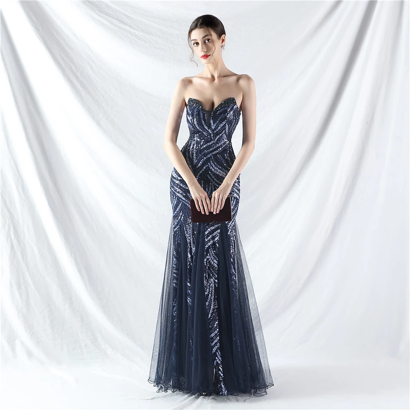 Schwer gearbeitetes, perlenbesetztes Abendkleid aus Netzgewebe mit superdichter Paillettenbesatz view 14
