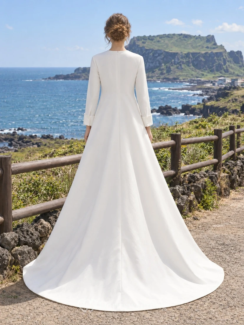 Schlichtes, elegantes Brautkleid mit langen Ärmeln, hohem Kragen und Trapezausschnitt view 2