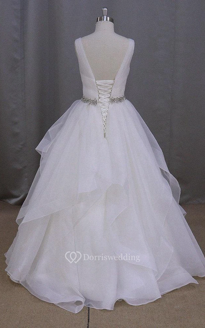Robe sans manches en organza à col en V, ornée de volants et d'une ceinture perlée view 3