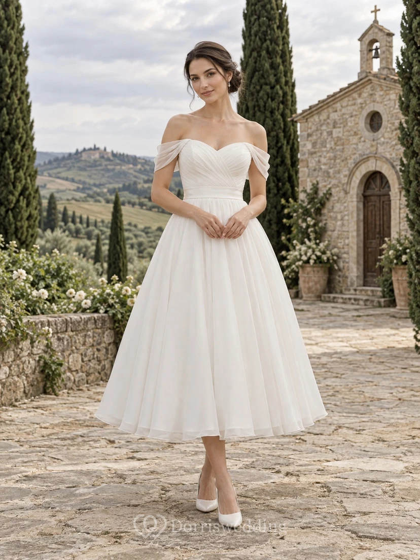 Vestido de novia sencillo de gasa satinada sin mangas, corte en A, largo hasta la rodilla y con hombros descubiertos