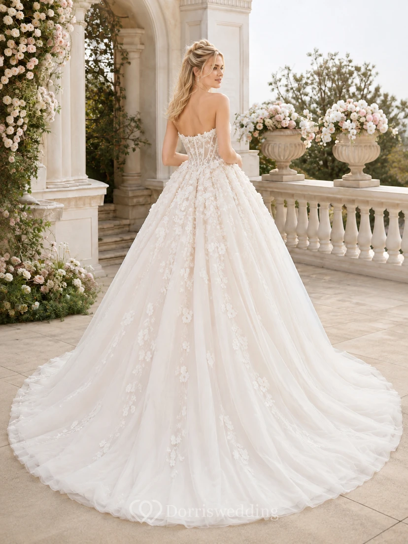 Robe de mariée bustier sans manches en tulle et dentelle, ornée d'appliques et de perles, dos nu, style princesse, longueur au sol, avec traîne chapelle. view 2