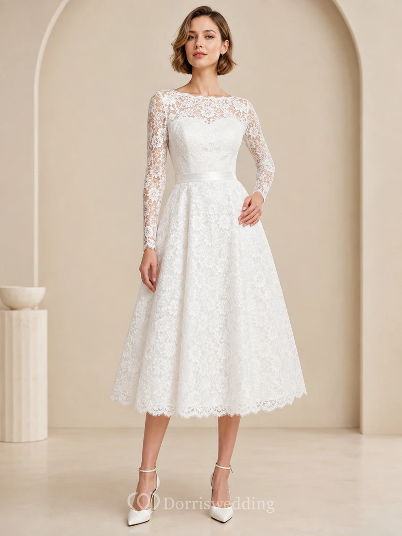 Vestido largo blanco de encaje con escote barco, mangas ilusión y corte en A, estilo modesto, largo hasta la rodilla.