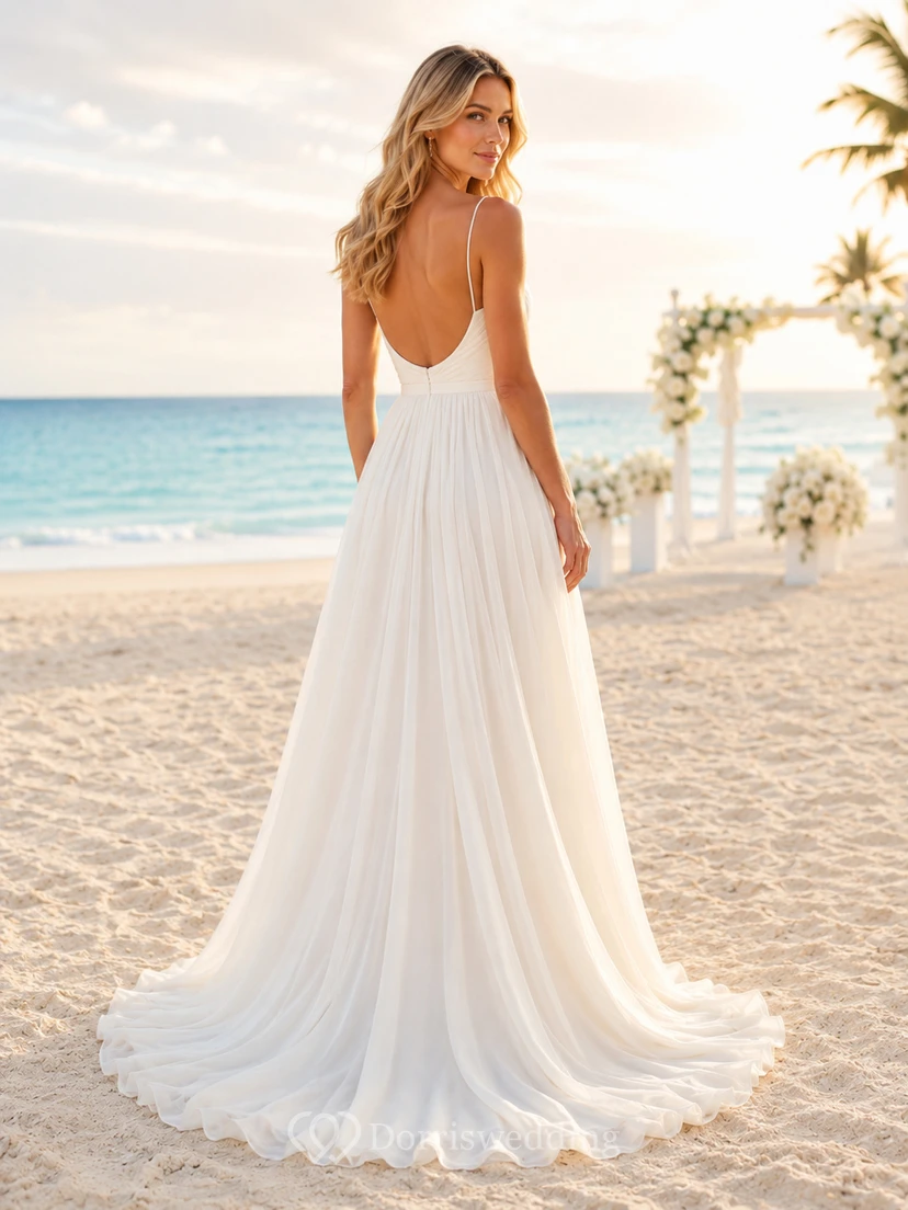 Vestido de novia de tul para la playa, corte A, sin tirantes, con cola larga, detalle de volantes y escote en V bajo. view 2