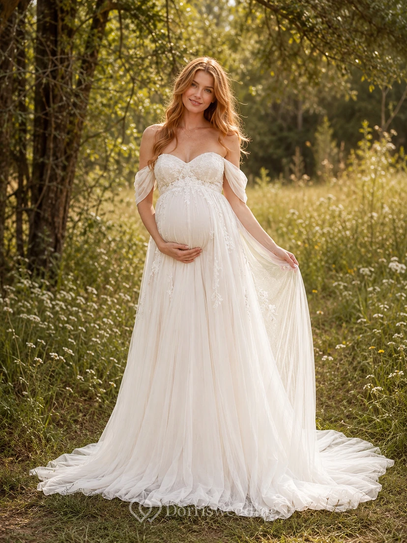 Vestido de novia de tul de corte imperio con escote corazón y hombros descubiertos para embarazadas