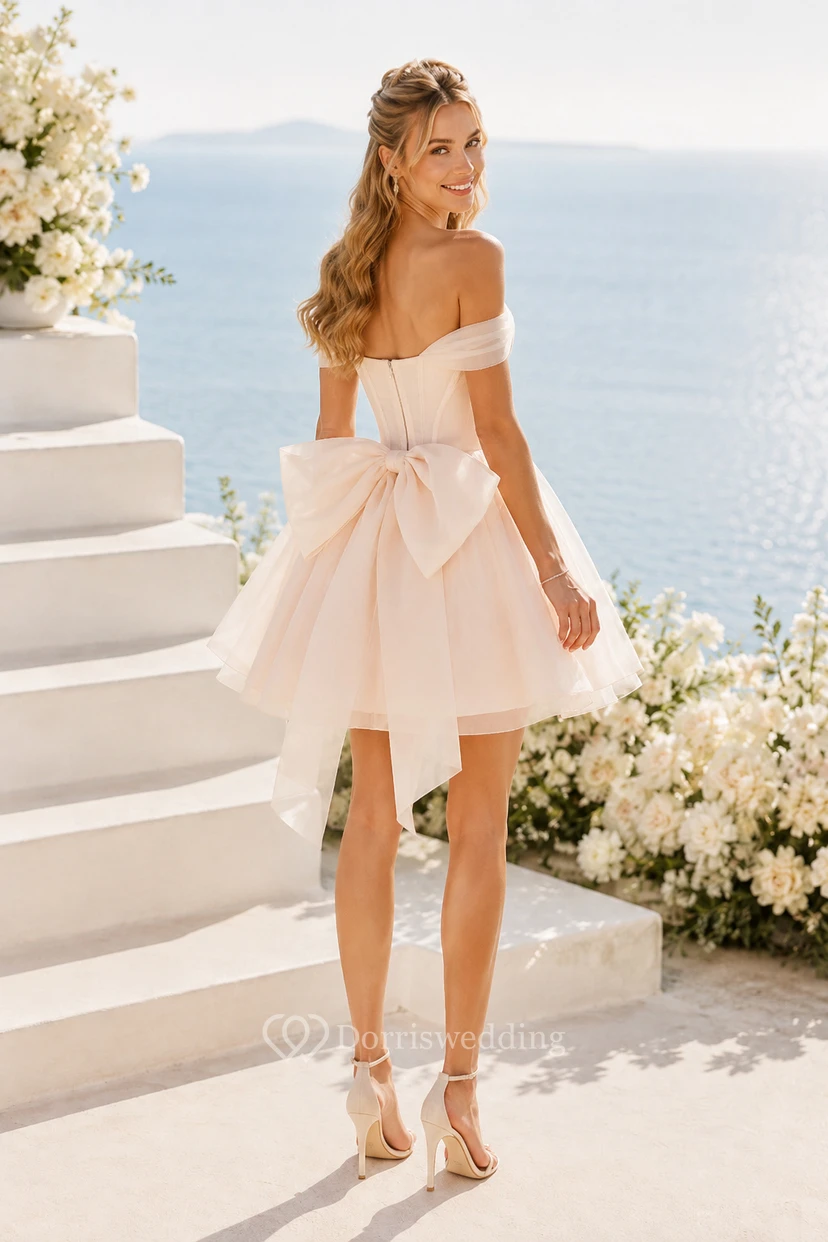 Robe de mariée courte en tulle, coupe trapèze, épaules dénudées, avec nœud dans le dos view 2