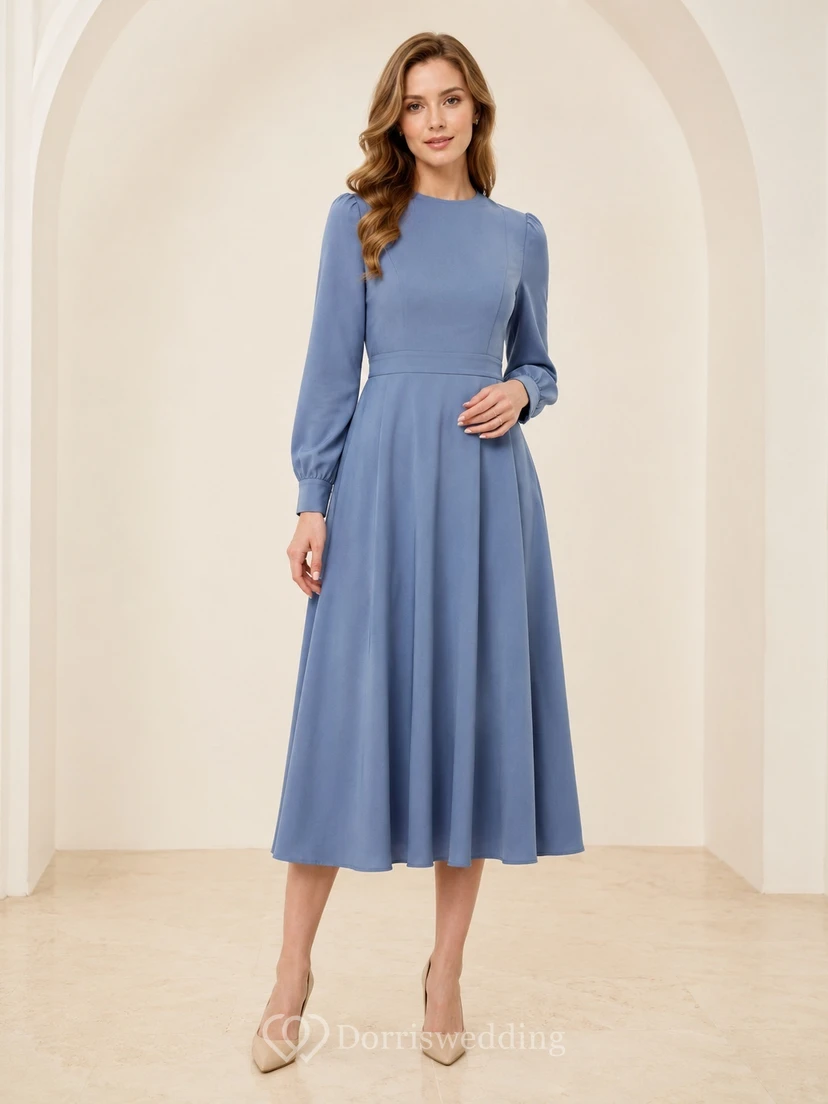 Vestido sencillo de manga larga, corte A, largo hasta la rodilla, de color azul acero, con cuello alto discreto.