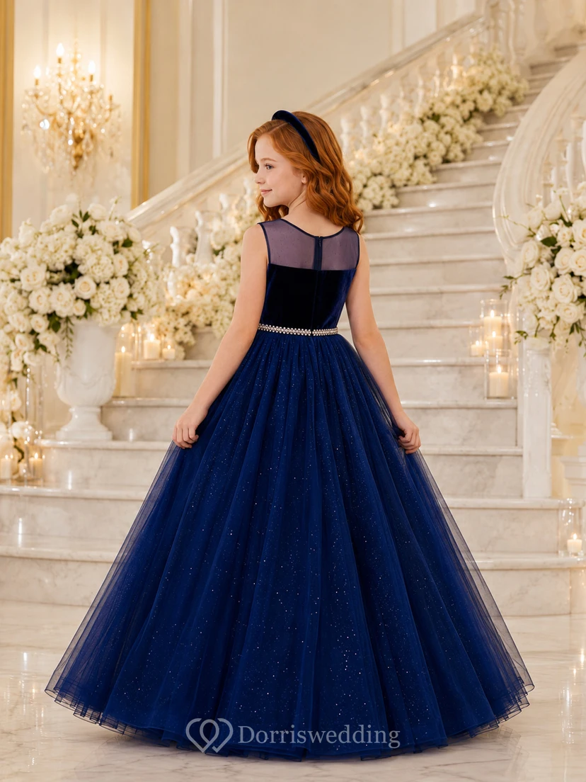 Robe de demoiselle d'honneur de mariage de style trapèze, avec encolure carrée, manches courtes, jupe en tulle foncé et taille structurée. view 2