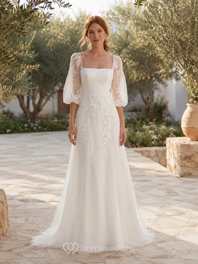 Robe de mariée en dentelle et tulle, coupe trapèze, col rond, manches courtes, traîne.