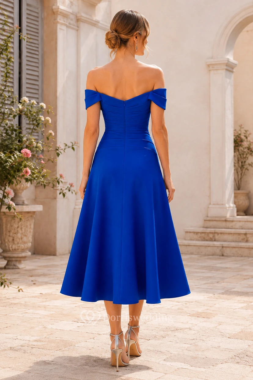 Vestido largo de satén azul marino con hombros descubiertos. view 2