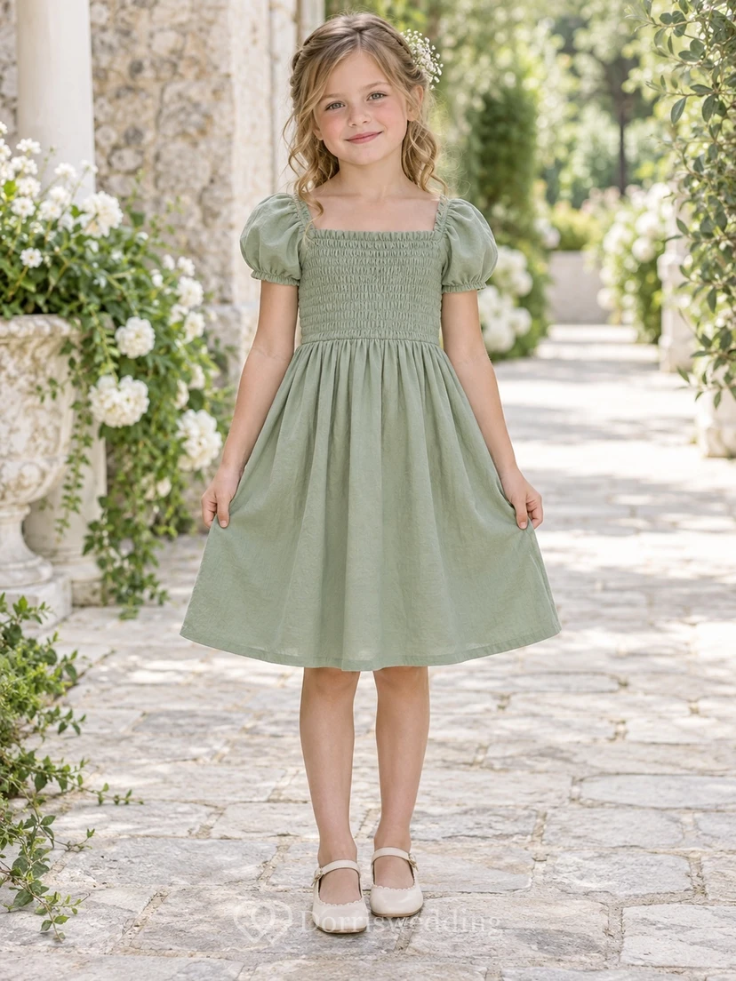 Schlichtes, teelanges, salbeigrünes, gerafftes Baumwollkleid mit quadratischem Ausschnitt, Puffärmeln und Teelänge für Blumenmädchen
