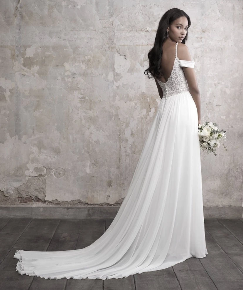 Vestido de novia de gasa estilo imperio griego con tirantes finos y top de encaje.