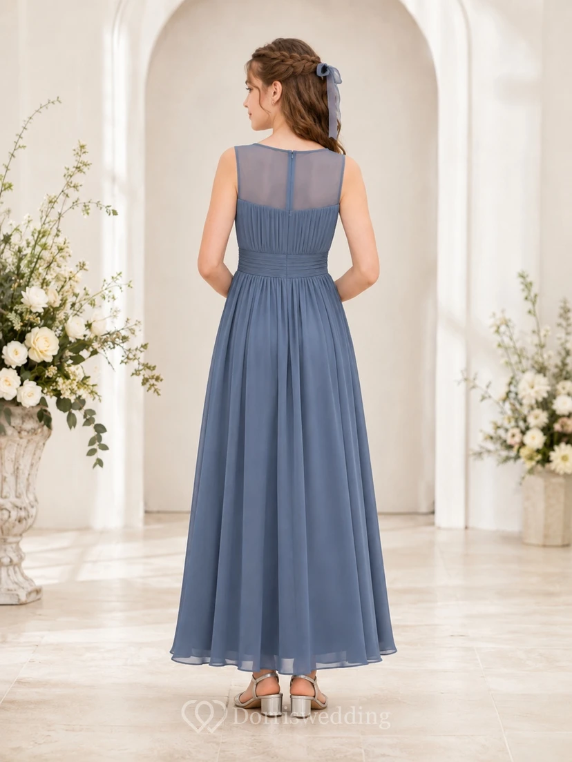 Vestido de dama de honor juvenil azul pizarra, corte en A, largo midi, sin mangas, con canesú ilusión, estilo romántico. view 2