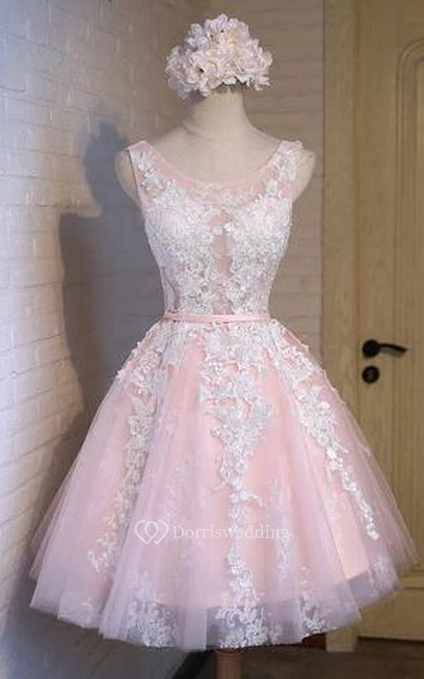 Robe trapèze en dentelle mignonne sans manches à col rond et lacets