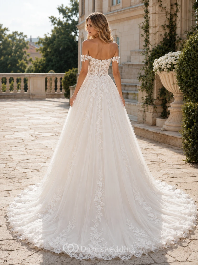 Robe de mariée raffinée en dentelle et tulle, épaules dénudées, manches courtes, coupe trapèze, traîne chapelle, applications florales, fermeture éclair au dos, décolleté festonné view 2