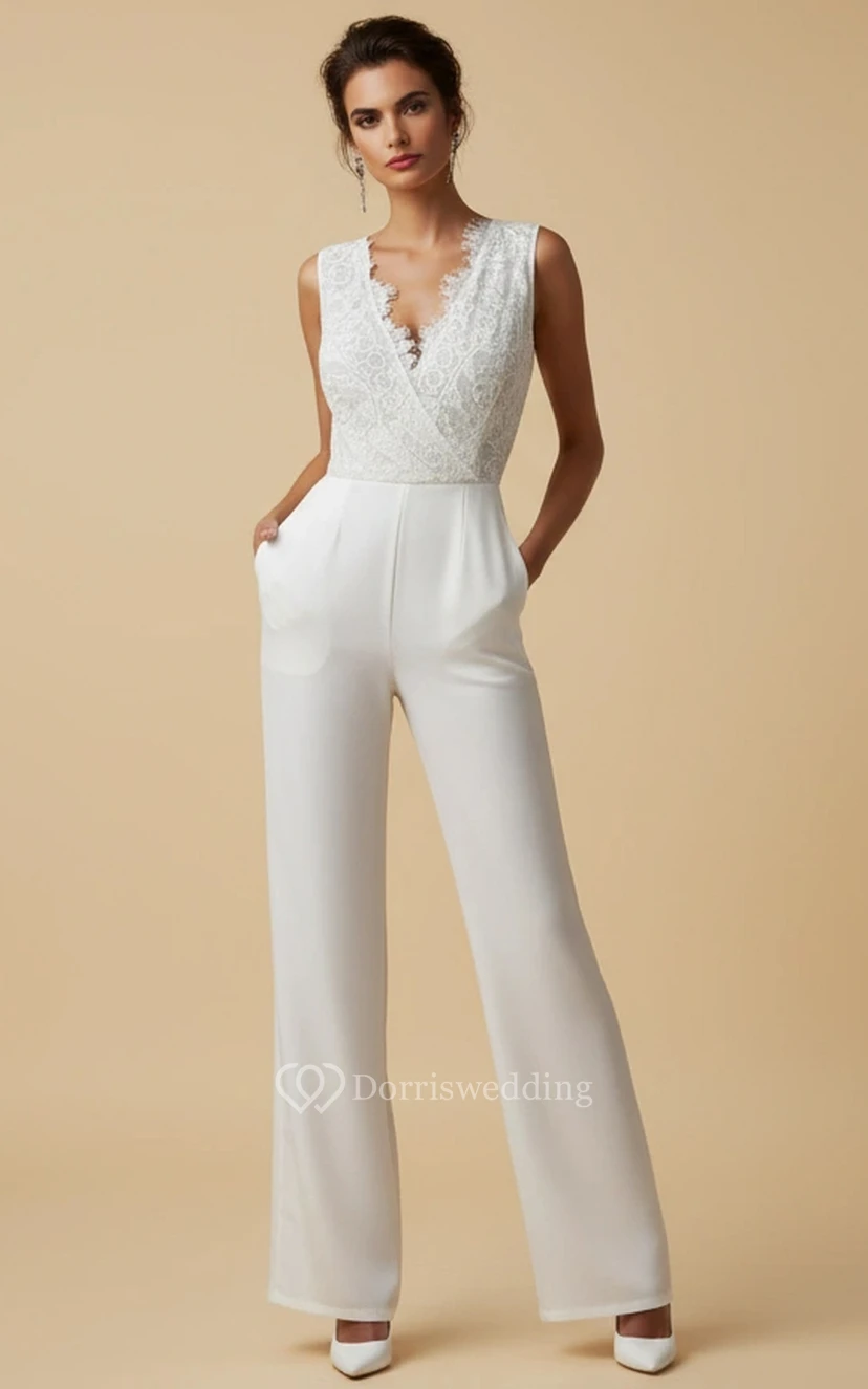 Mono de boda con escote en V profundo, encaje, pernera ancha y bolsillos.