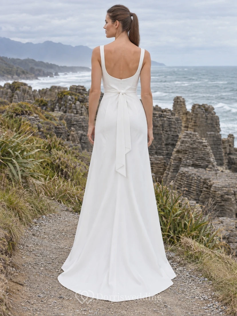 Schlichtes, eckiges Brautkleid mit Trägern und Schlitz view 2