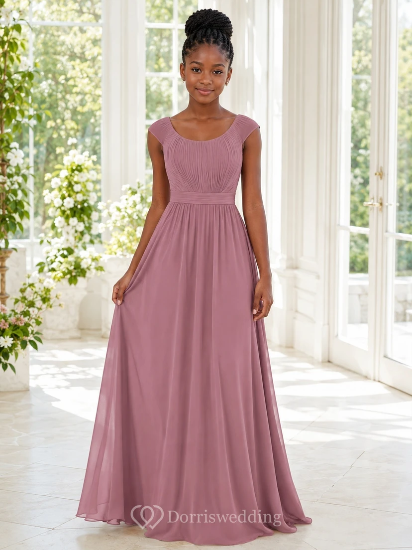 Vestido de dama de honor juvenil color rosa empolvado, corte en A, escote redondo, mangas cortas tipo casquillo.