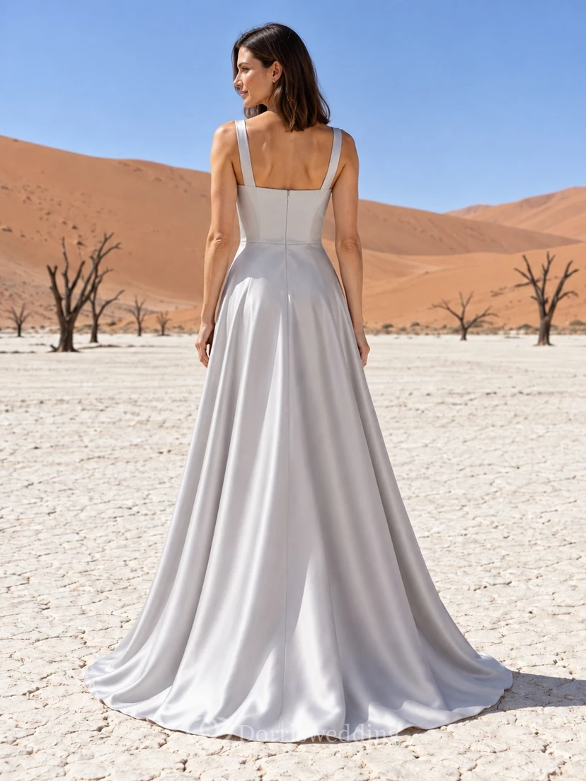 Vestido de novia sencillo de corte A con escote cuadrado, sin mangas, de satén plateado, tirantes anchos y cola larga. view 2