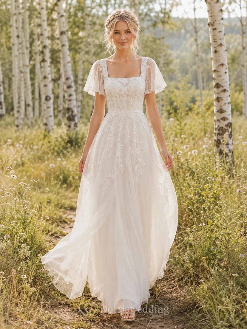 Robe de mariée en dentelle à col carré et manches papillon pour une escapade en forêt