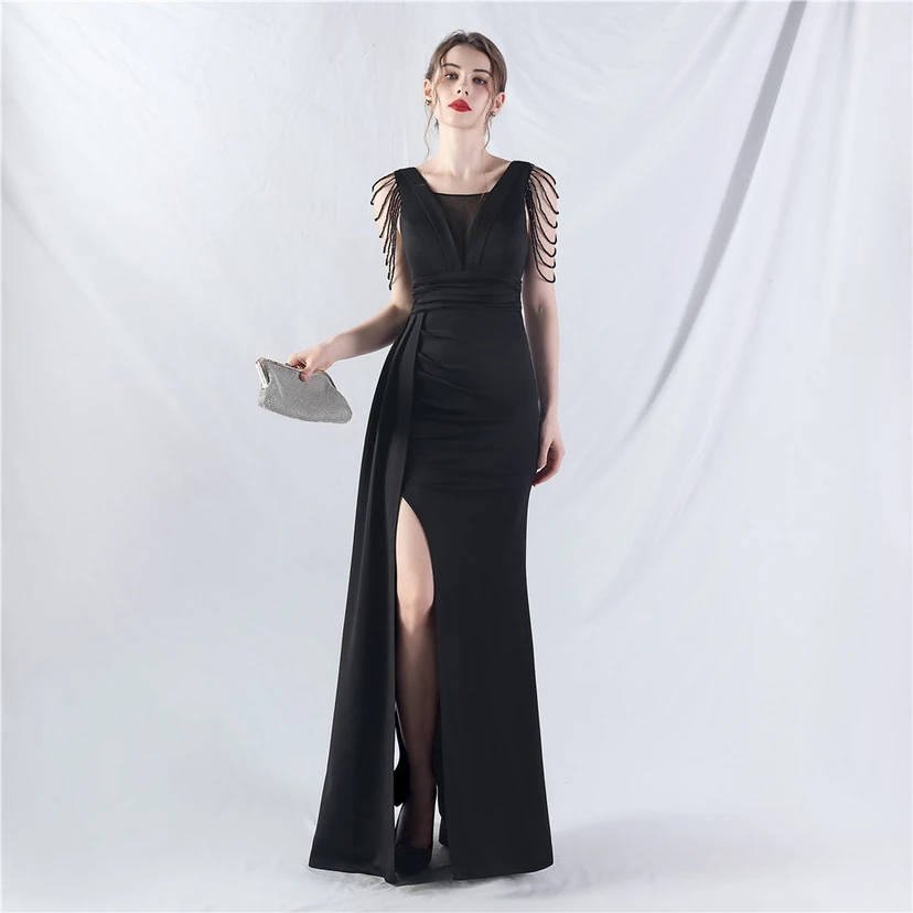 Ein Abendkleid aus insgesamt 8 Farben, gefertigt mit aufwendiger Satinfalttechnik und Perlenstickerei. view 66
