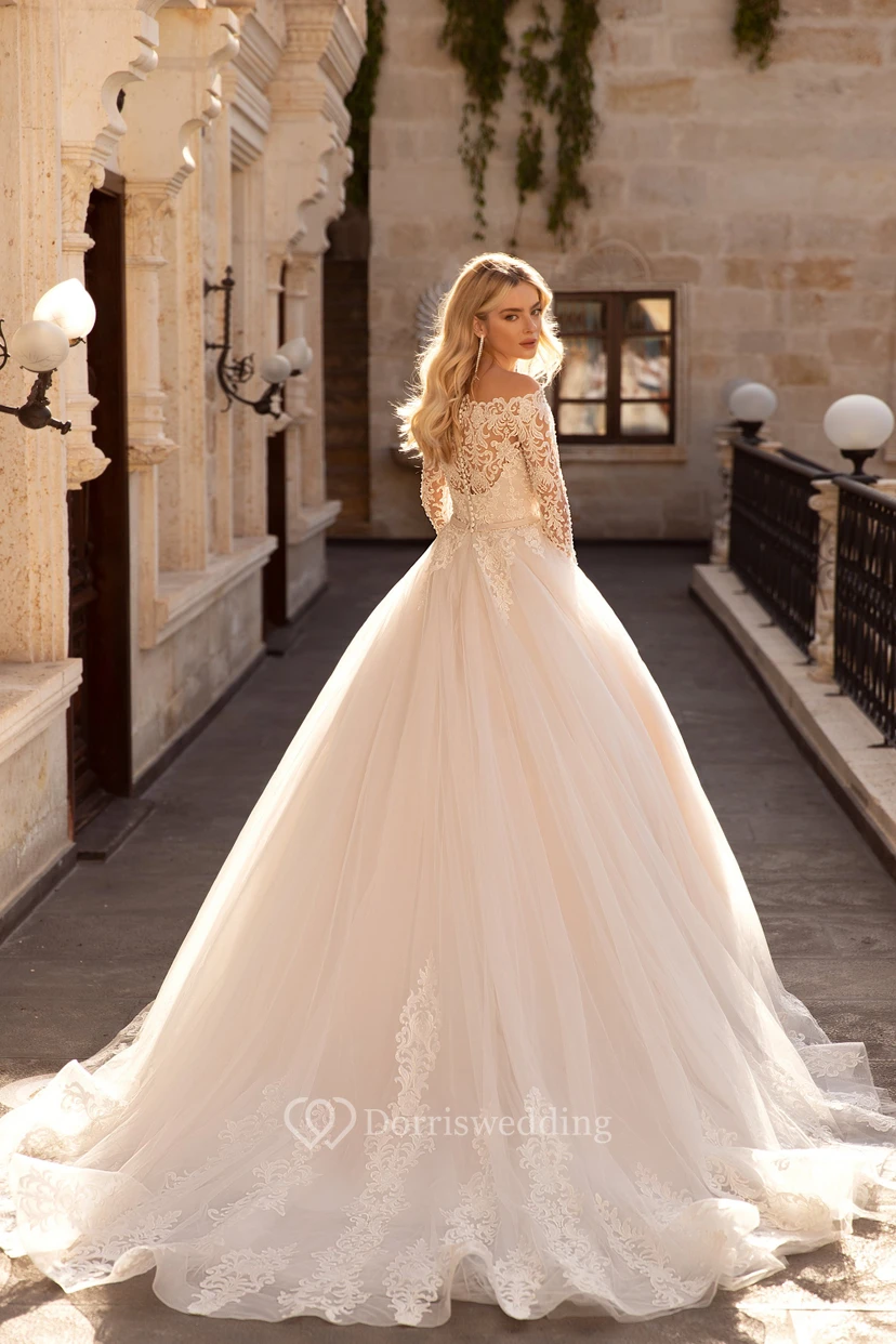 Elegantes, schulterfreies Ballkleid aus Spitze und Tüll mit Illusionsausschnitt, langen Ärmeln und Knopfleiste am Rücken view 2