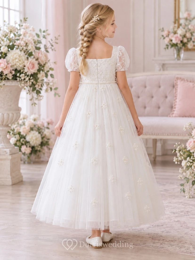 Vestido de niña de flores blanco, modesto, con escote cuadrado, estampado floral, corte en A, tul, mangas abullonadas y largo hasta los tobillos. view 2