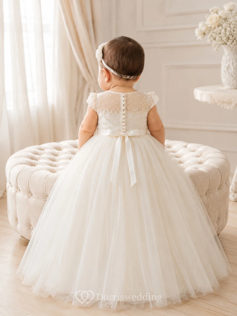 Robe de baptême délicate en tulle sans manches, coupe trapèze, ornée de perles, élégante et romantique, en dentelle adorable. view 2