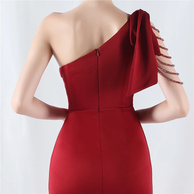 Vestido de noche de satén de alta gama con encaje de diamantes y diseño artesanal. view 7