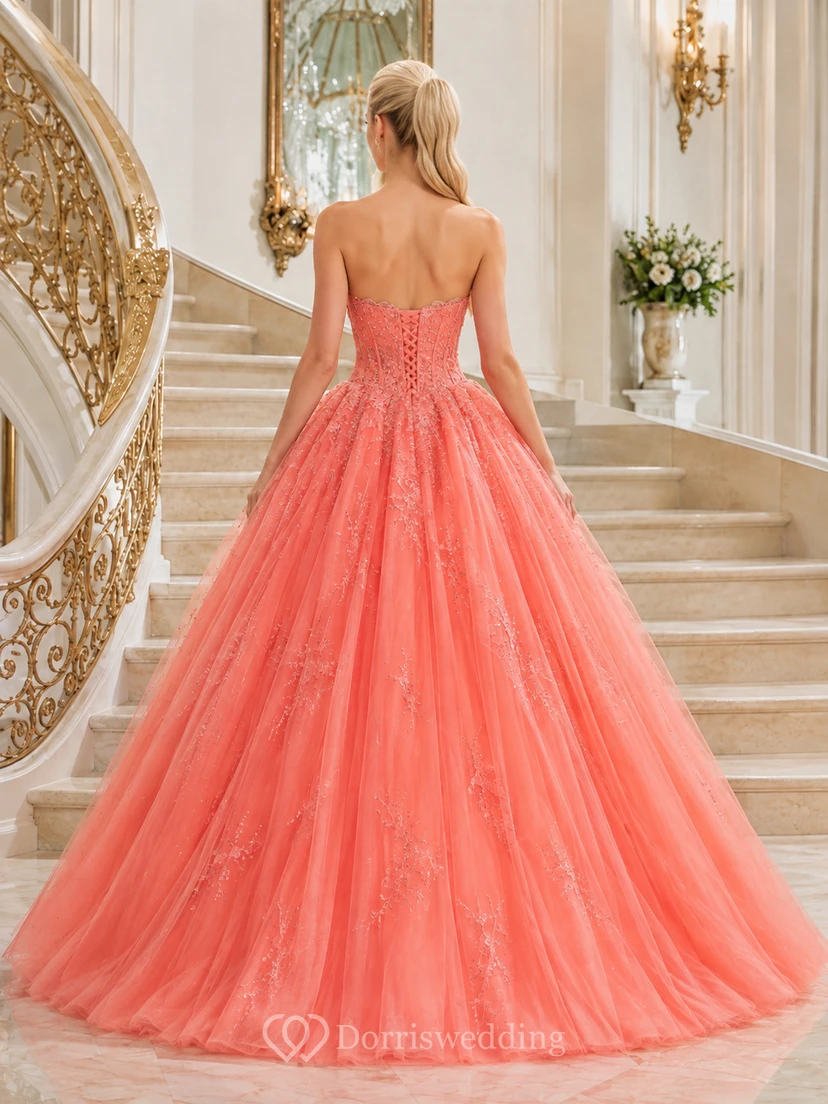 Vestido de quinceañera color coral sin tirantes, escote corazón, apliques de encaje, volantes, corsé, cola catedral view 2