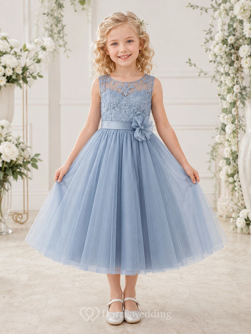 Robe de demoiselle d'honneur bleu poudré en tulle et dentelle, coupe trapèze, sans manches, avec nœud et appliques florales